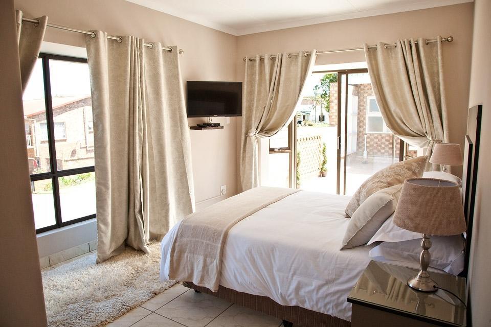 12 On Top Guesthouse Piet Retief Exterior photo